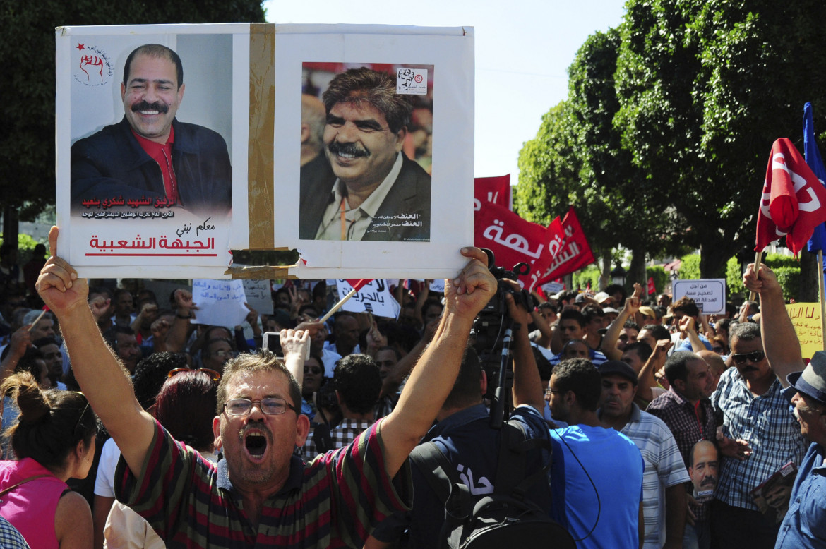 I poster di Chokri Belaid e Mohamed Brahmi ogni mercoledì ricordano nele strade di Tunisi l’omicidio dei due esponenti della sinistra avvenuto nel 2013