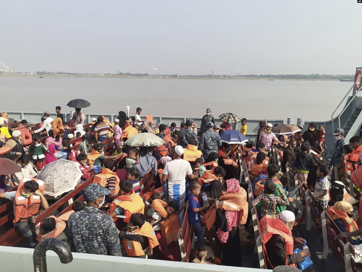 una delle navi su cui ieri i Rohingya sono stati trasferiti da Chittagong