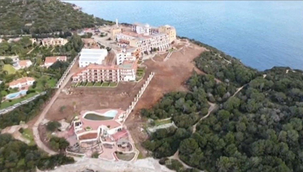 I ginepri abbattuti nel Parco naturale di Porto Conte (Alghero) dalla proprietà dell’hotel Capo Caccia