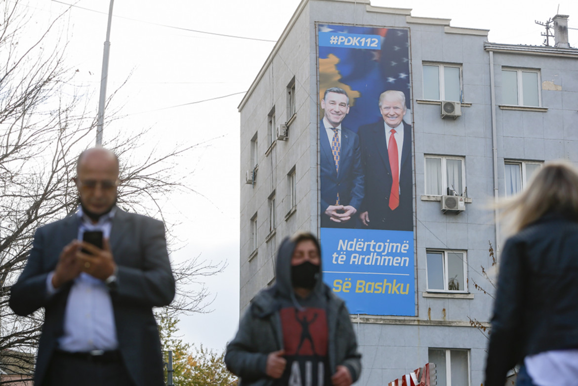 Maxi poster nelle strade di Pristina con Donald Trump e l'ex leader del Partito democratico del Kosovo Kadri Veseli, già comandante dell'Uck, arrestato su mandato della Cui per crimini contro l'umanità