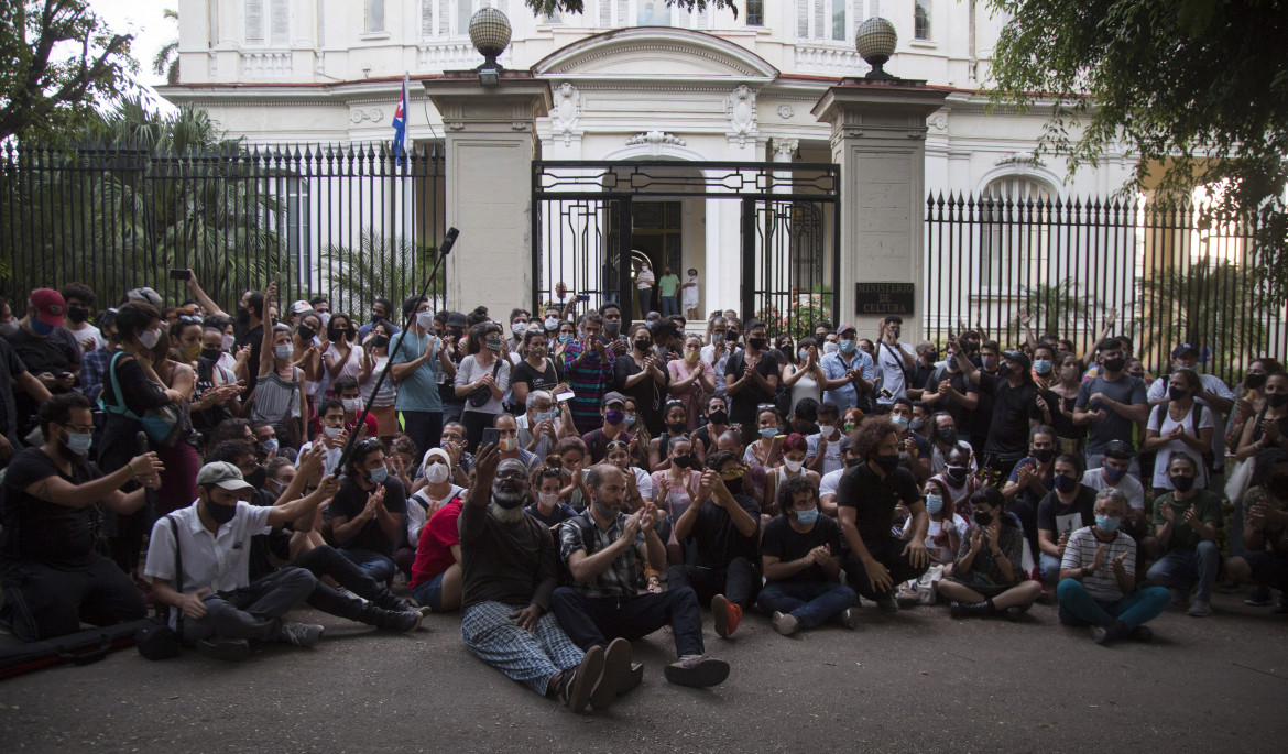 L'Avana, 27 novembre 2020. Foto di gruppo per i giovani artisti cubani che protestano di fronte al ministero della Cultura