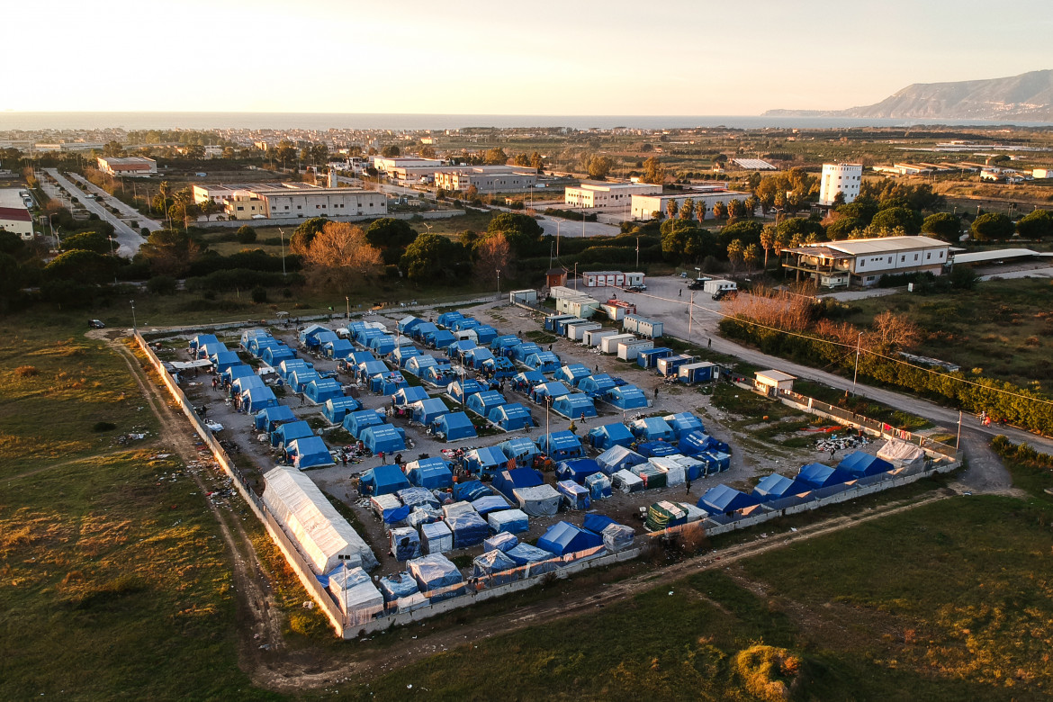 La tendopoli di San Ferdinando fotografata con il drone, in basso la clinica mobile di Medu a Taurianovanei e i laboratori di cucina e telaio di Camini