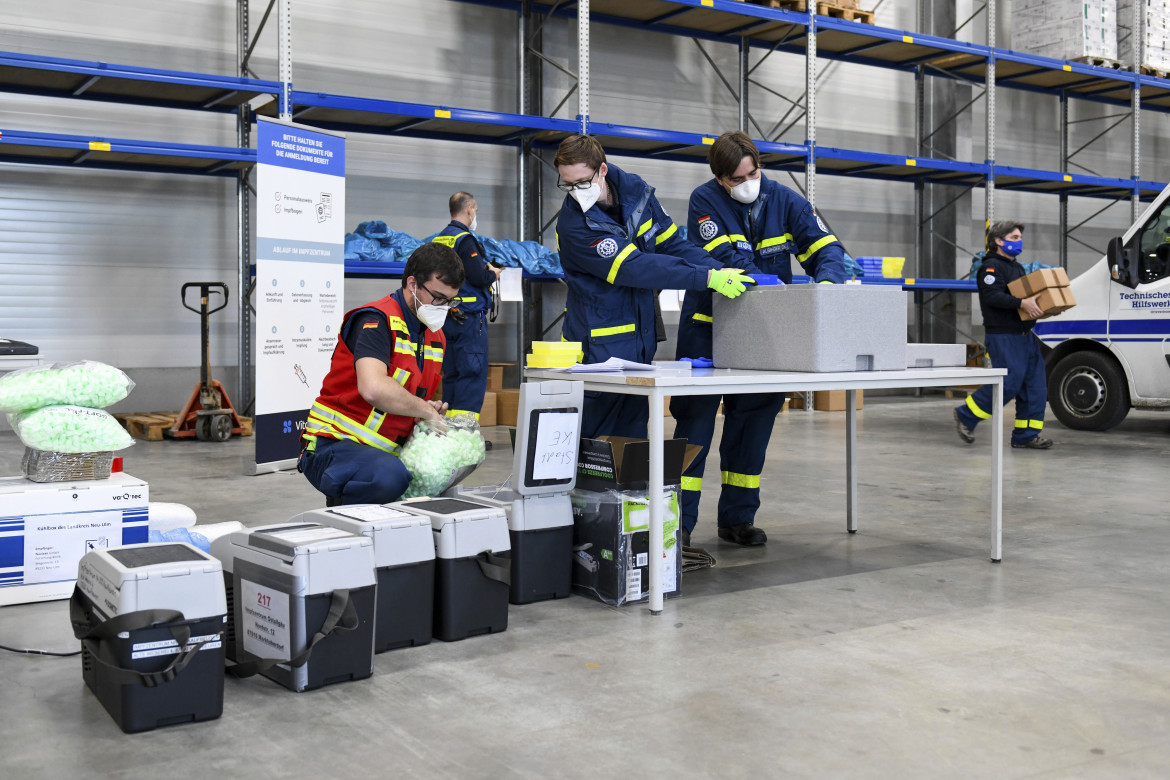 Consegna di fiale di vaccino in scatole refrigeranti presso il centro di vaccinazione di Dasing, in Germania