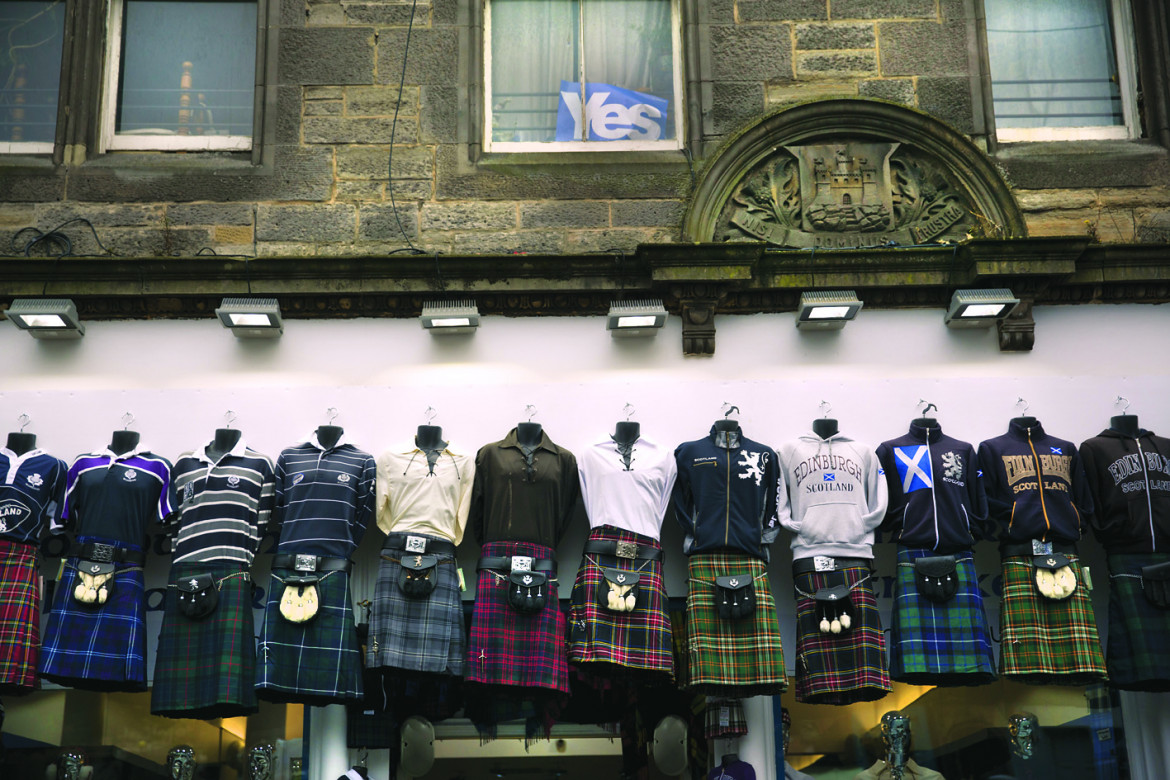 Sì per il referendum sull’indipendenza scozzese del 2014 esposto in una finestra sopra un negozio di kilt a Edimburgo