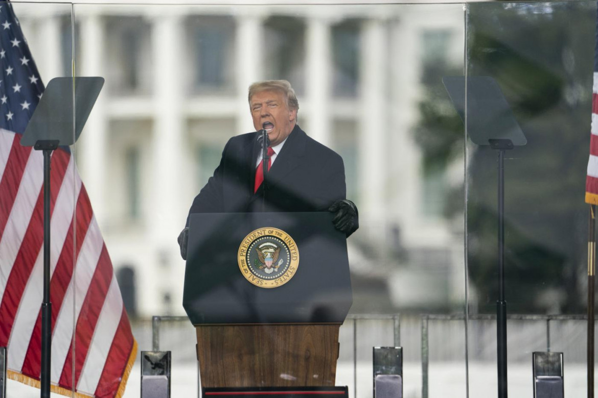 Il presidente degli Stati Uniti Donald Trump mentre incita i suoi sostenitori alla rivolta a Washington, poco prima degli scontri del 6 gennaio al palazzo del Congresso