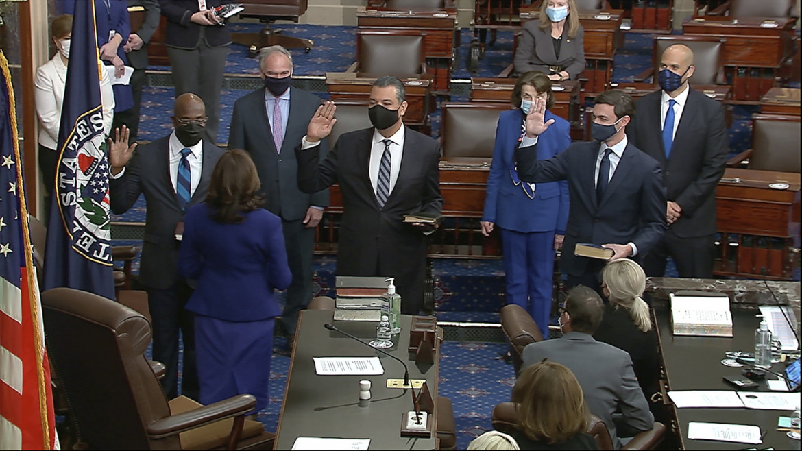 La vice presidente Kamala Harris a Capitol Hill, durante il giuramento di tre nuovi senatori dem