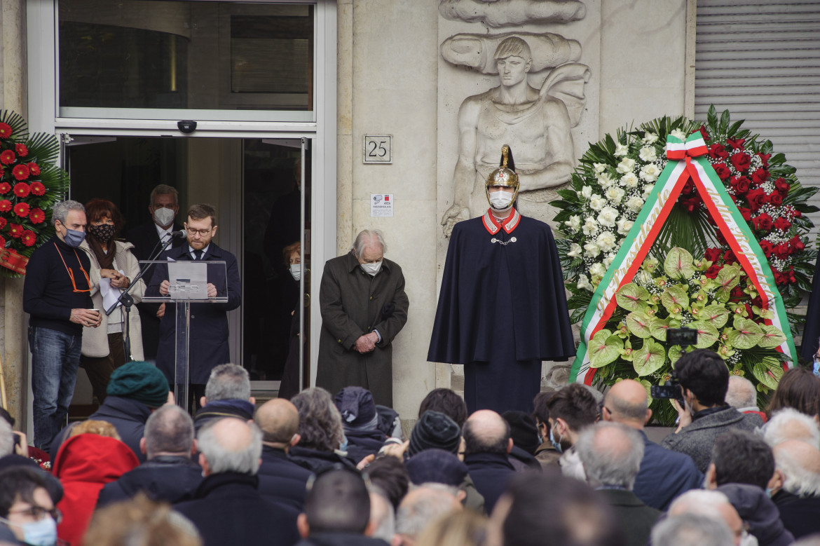 Il ricordo di Peppe Provenzano durante i funerali di Emanuele Macaluso nel cortile della Cgil di Corso Italia a Roma