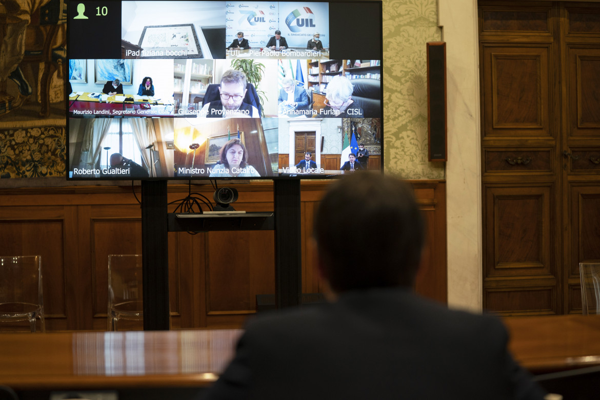 Il presidente del consiglio Giuseppe Conte durante la videoconferenza con i sindacati