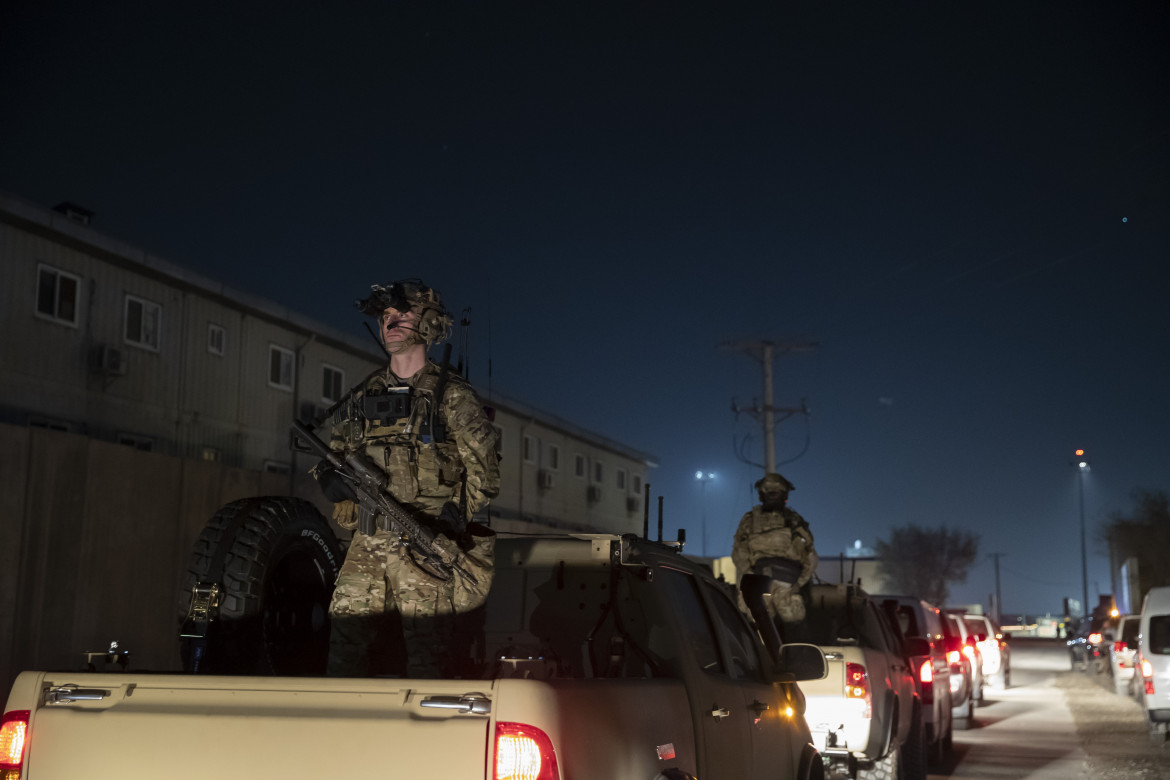 Soldati americani di guardia per la visita di Donald Trump alla base aerea di Bagram, Afghanistan