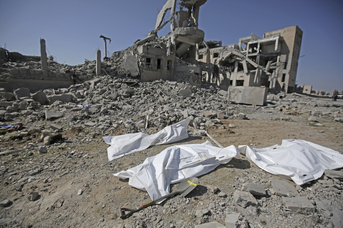 Gli effetti di un raid aereo della coalizione a guida saudita nella provincia di Dhamar, Yemen sud-occidentale