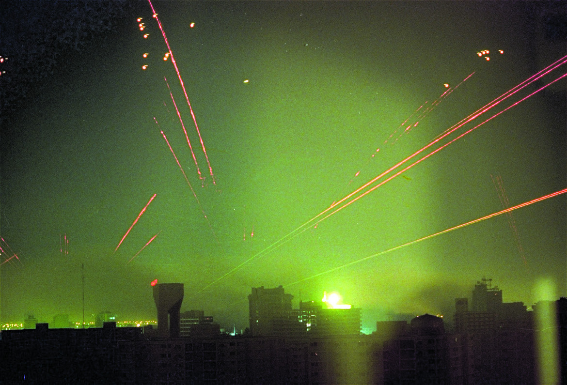 I missili U.S. Patriot illuminano a giorno il cielo di Riyadh (Arabia saudita) in risposta agli attacchi di reazione degli Scud-B iracheni. È il 26 gennaio 1991