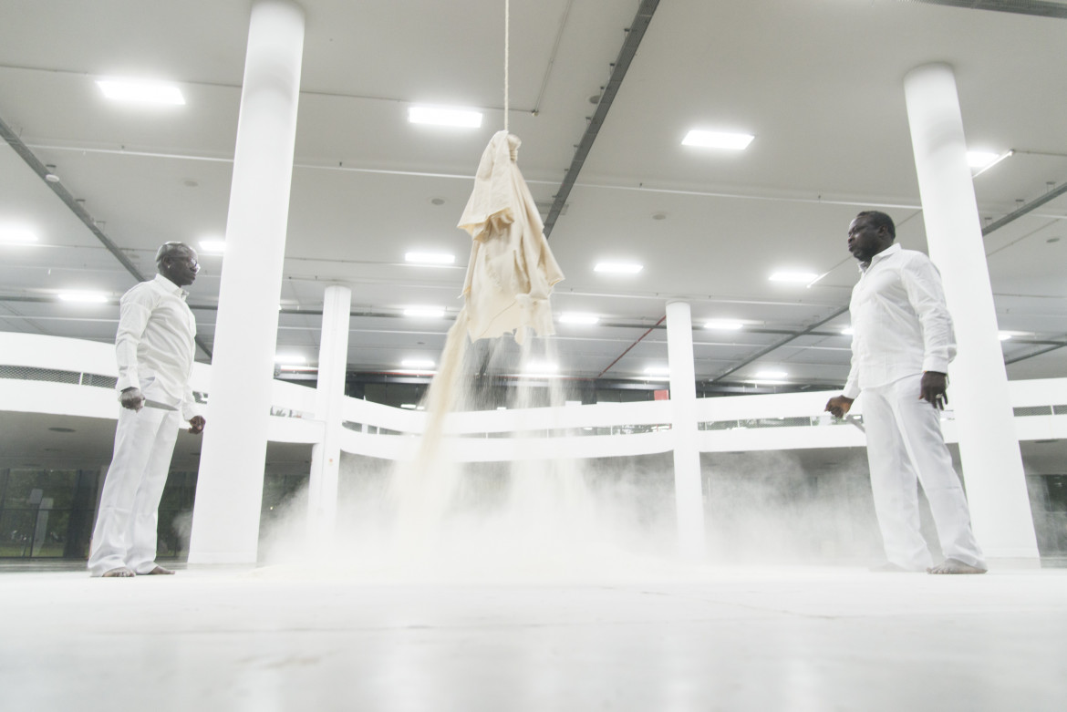 Al centro, Paulo Nazareth, performance «(A)La fleur de la peau», foto Levi Fanan / Fundação Bienal de São Paulo