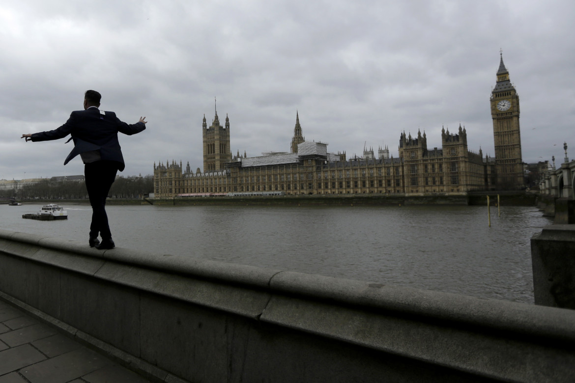 In bilico sull’argine del Tamigi; in basso Boris Johnson, David Cameron, Nigel Farage e Theresa May