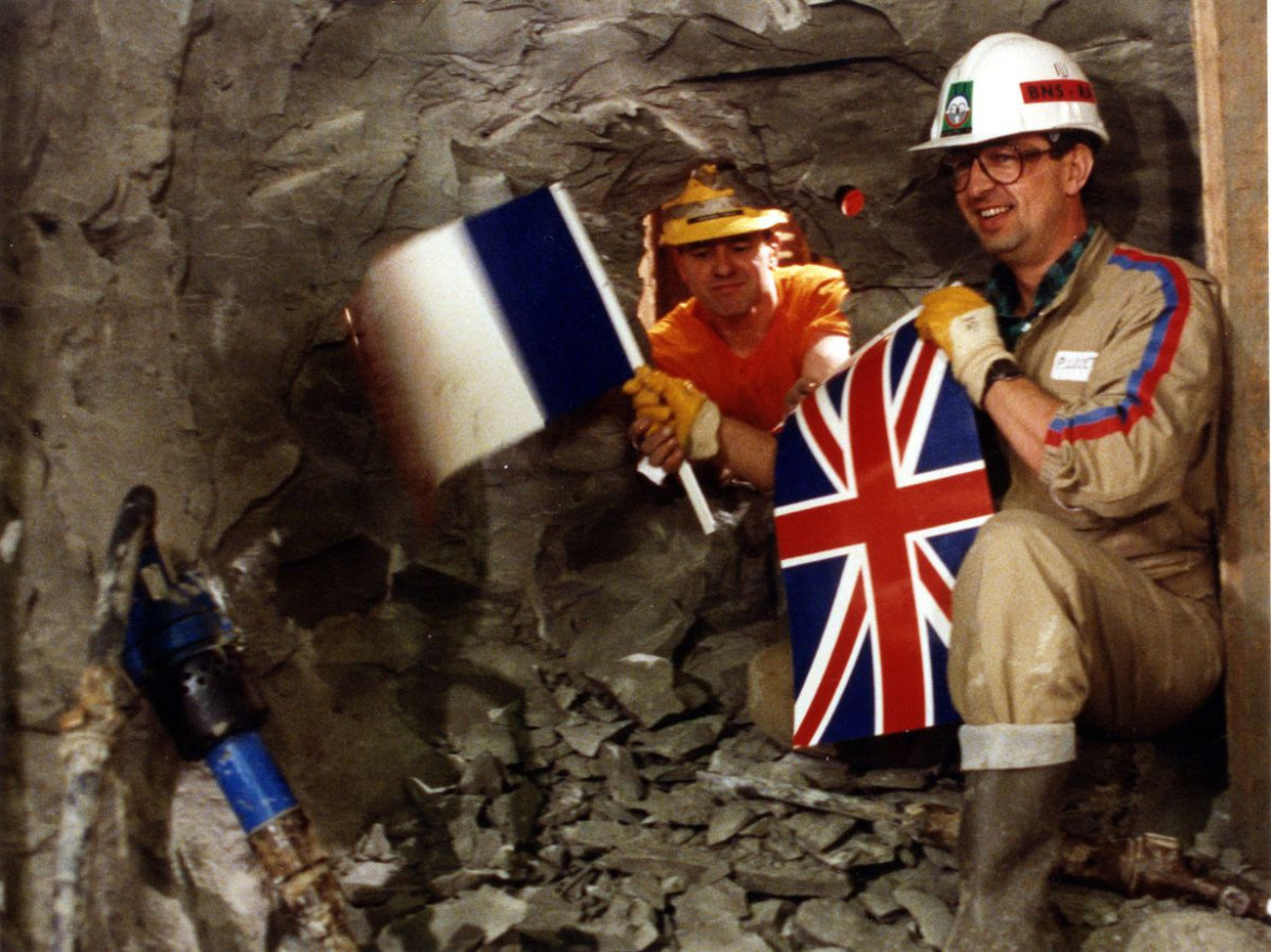 L’incontro degli operai inglesi e francesi sotto l’Eurotunnel il 1 dicembre 1990, in basso Edward Heath, Jeremy Thorpe e Roy Jenkins alla prima conferenza stampa della Gran Bretagna in Europa il 13 maggio 1975