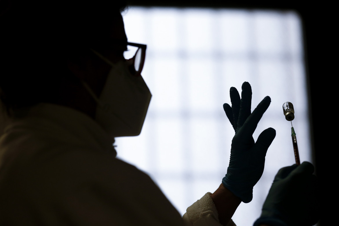 Campagna di vaccinazione al Policlinico Umberto I di Roma; in basso Nicola Zingaretti e Roberto Speranza alla presentazione del vaccino ReiThera