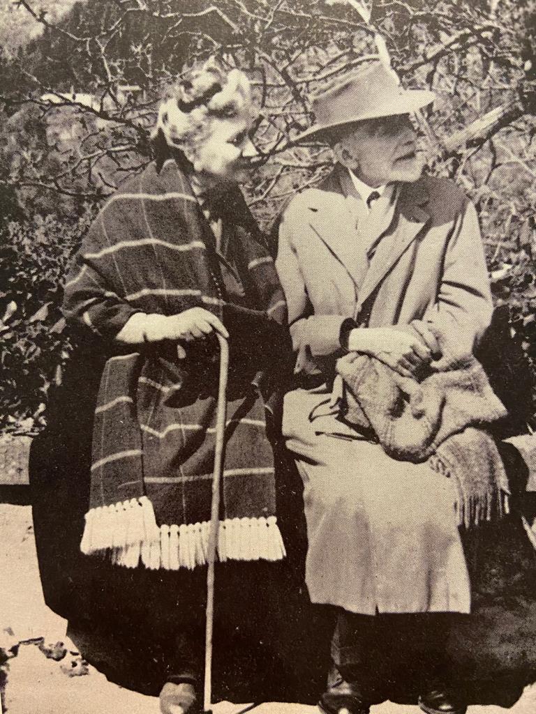Bernard Berenson (con Nicki Mariano) nel 1956, anno in cui gli fu conferita la laurea honoris causa dall’Università di Firenze, con la laudatio di Roberto Longhi