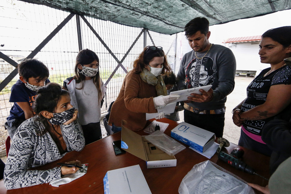 Coronavirus a Roma, la scuola primaria Melissa Bassi consegna tablet per lezione a distanza al campo rom di via di Salone (aprile 2020)