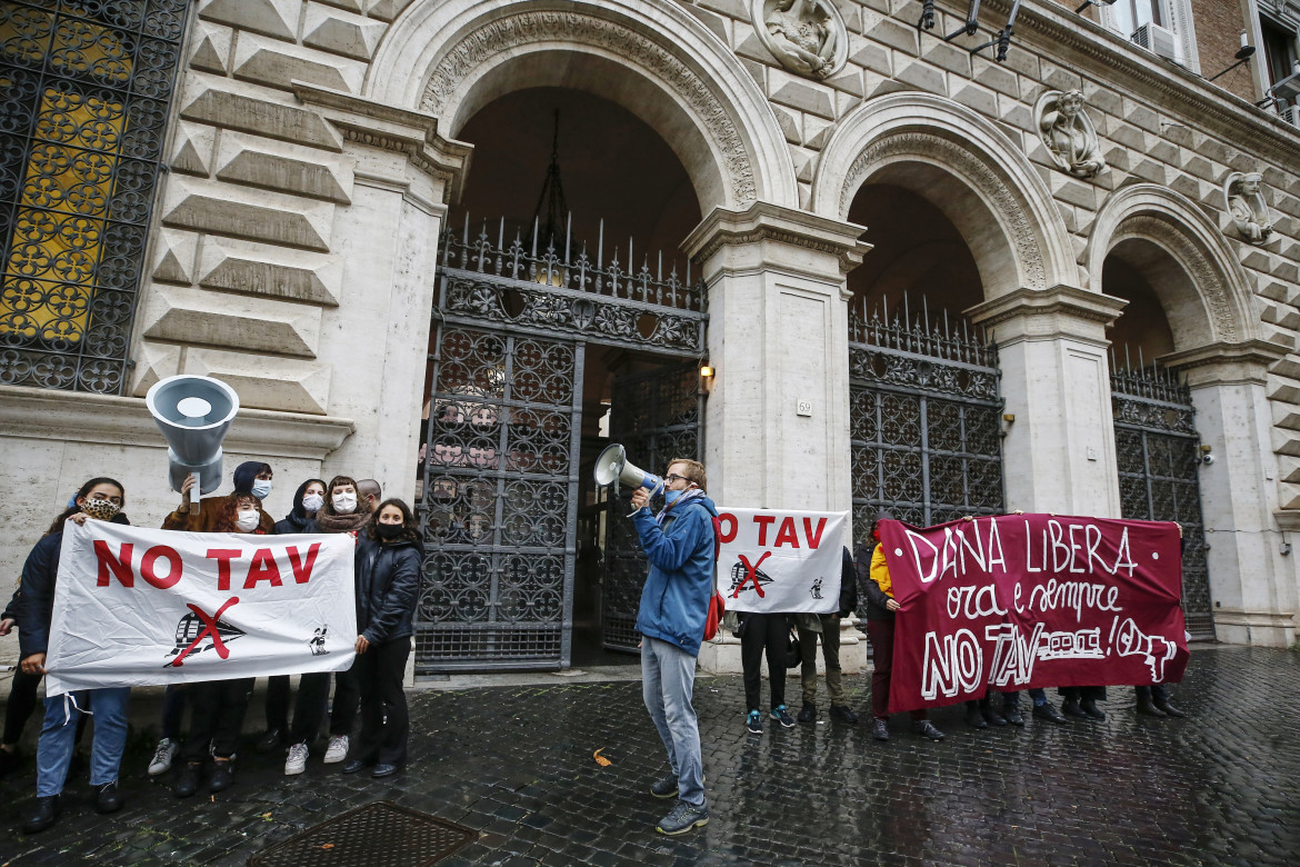 Protesta No Tav davanti al ministero di Grazia e Giustizia per la liberazione dell'attivista Dana Lauriola arrestata in Val Di Susa