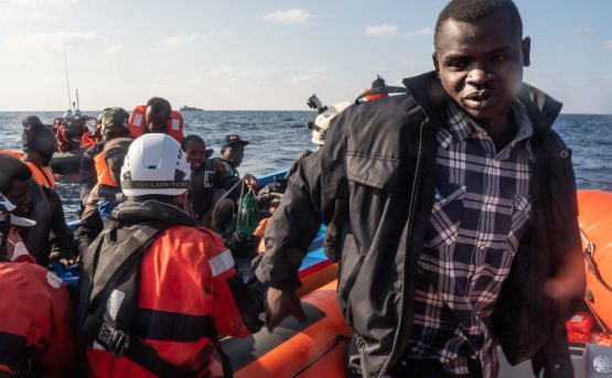 Nel Mediterraneo un naufragio e 15 morti Sulla Sea Watch 363 persone