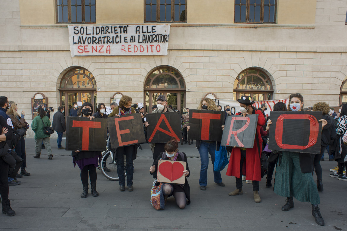 Roma, alla manifestazione dei lavoratori dello spettacolo ieri davanti al Teatro Argentina