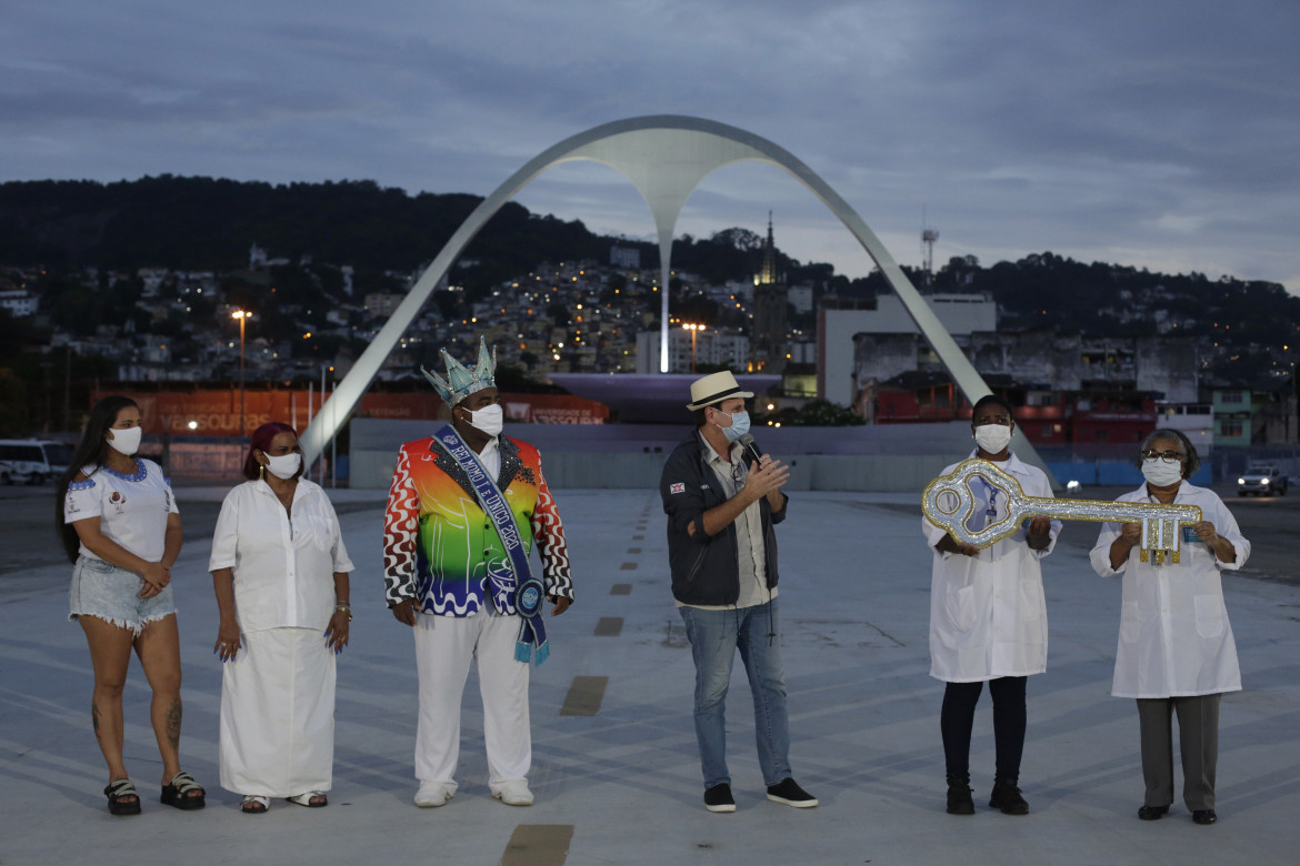 Rio, 12 febbraio, le chiavi della città vengono simbolicamente consegnate da Rei Momo al personale sanitario che quest'anno opera nel sambodromo