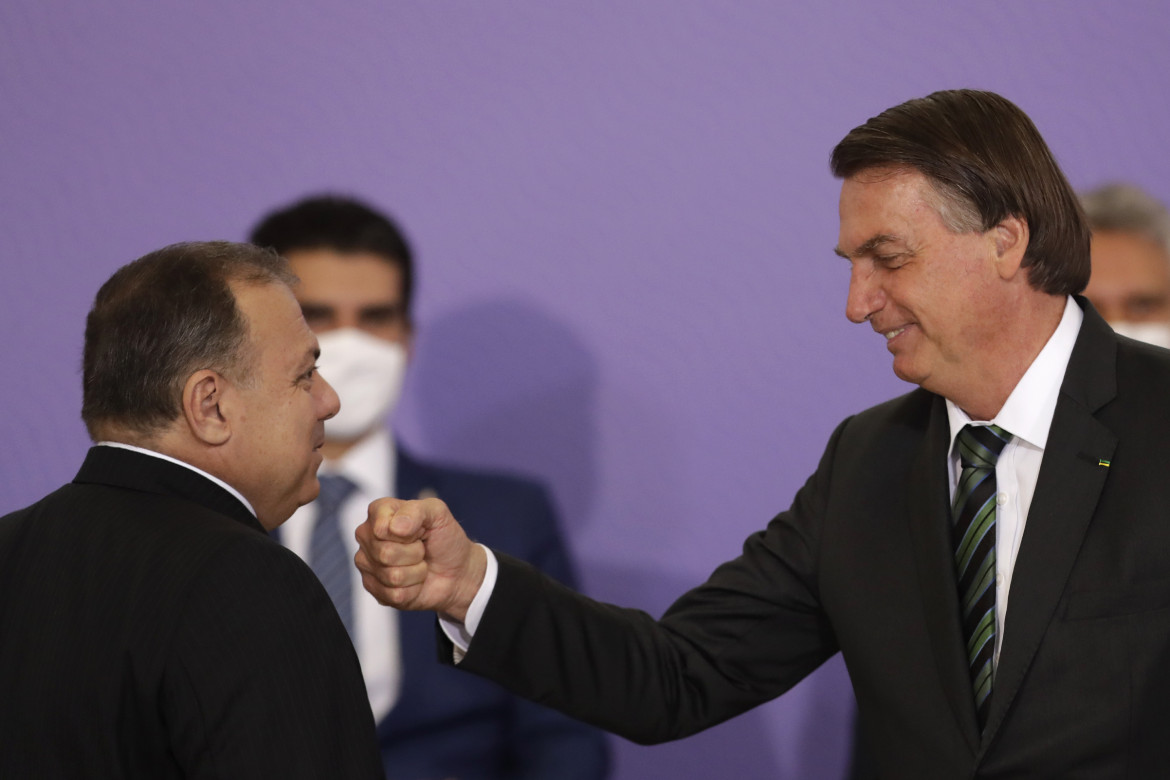 Il ministro della Salute, generale Eduardo Pazuello, con il presidente Bolsonaro nel giorno di presentazione della campagna di vaccinazione