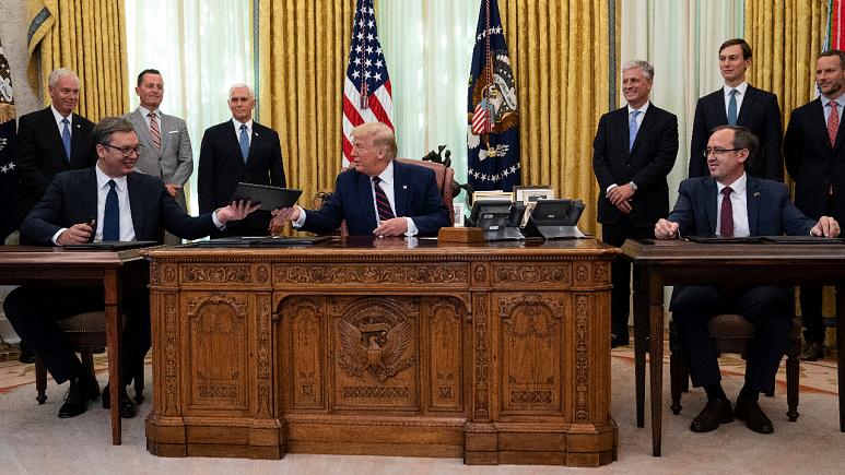 Trump tra il presidente serbo Vucic e il primo ministro kosovaro Hoti, il 4 settembre 2020 a Washington