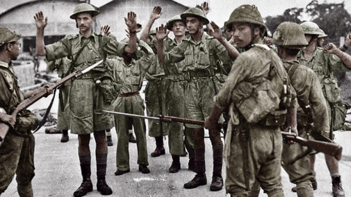Singapore, 1942: le truppe arrese del Reggimento Suffolk, tenute sotto la minaccia delle armi da fuoco dalla fanteria giapponese
