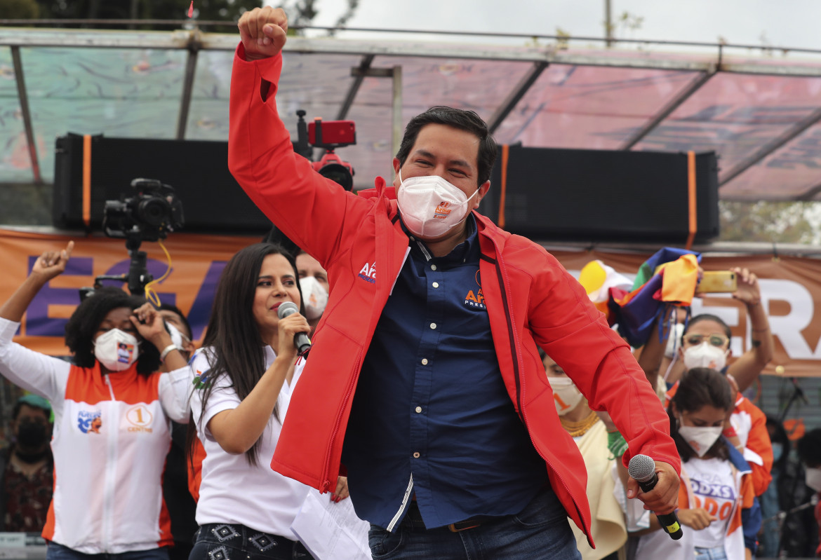 Andrés Aráuz, il candidato della coalizione della sinistra progressista, nel comizio finale a Quito
