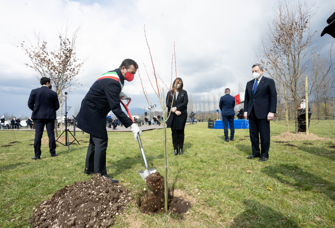 Il sindaco di Bergamo Giorgio Gori inaugura il Bosco della Memoria con accanto Mario Draghi, in basso Consuelo Locati
