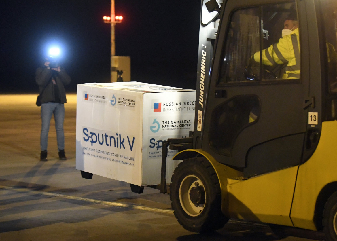Consegna dello Sputnik in Slovacchia, tra i primi paesi ad autorizzare il vaccino russo; in basso il siero Johnson&Johnson