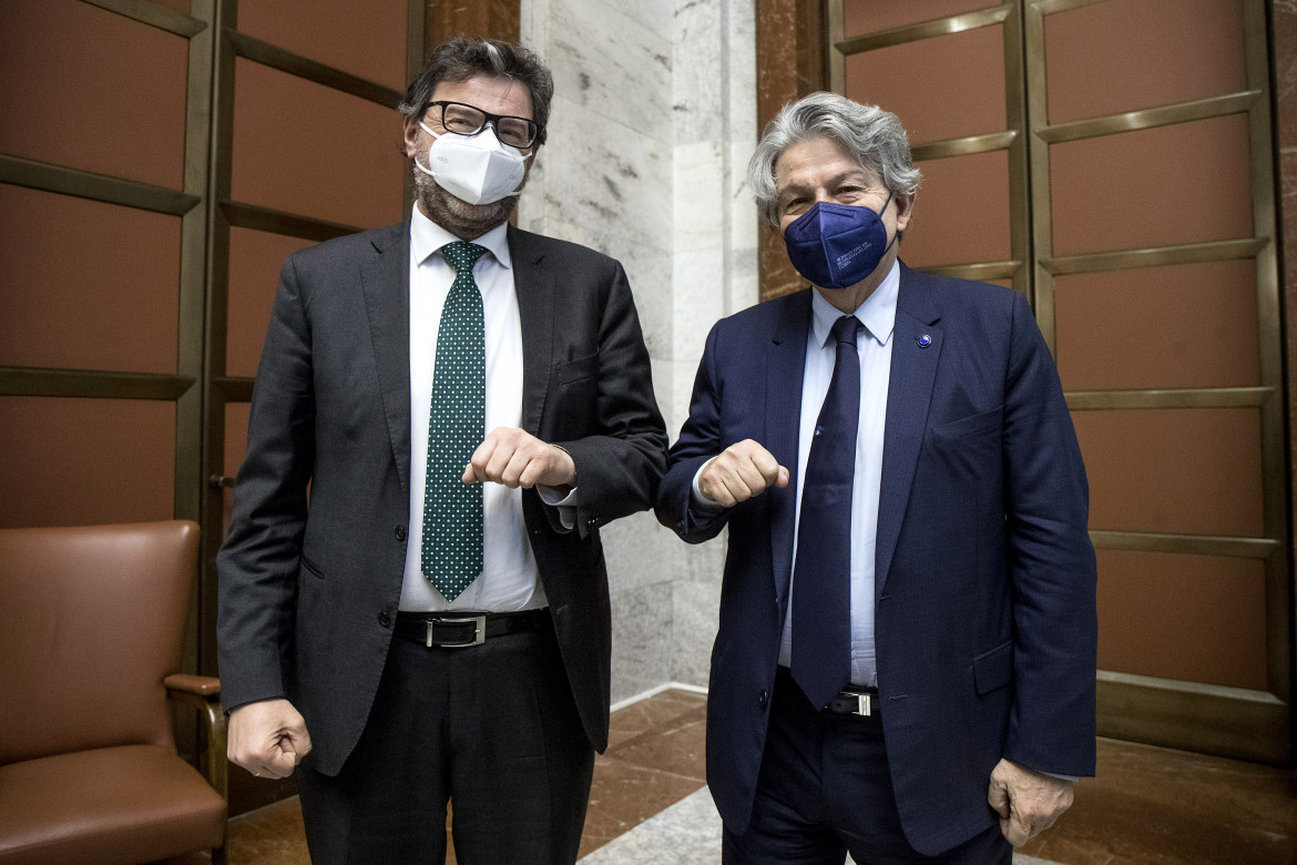 Il ministro dello Sviluppo economico Giancarlo Giorgetti e il commissario europeo Thierry Breton
