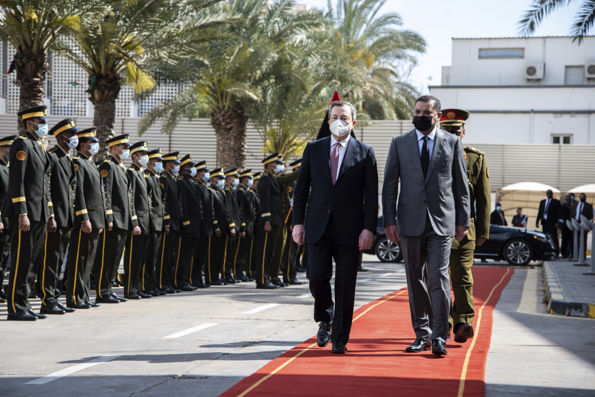 Mario Draghi accolto a Tripoli dal primo ministro del governo di unità libico Abdul Hamid Dabaiba