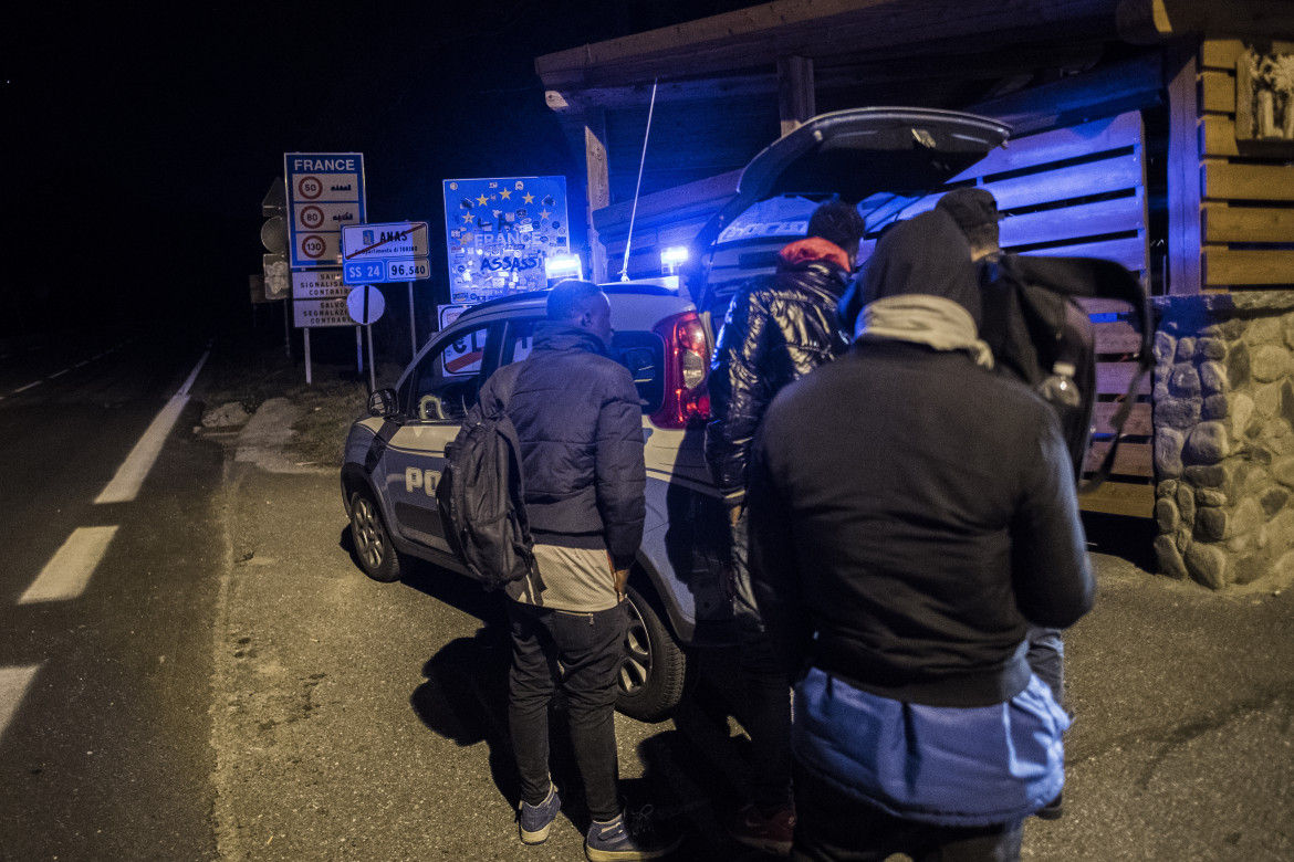 La polizia Italiana al confine di Claviere presidia i respingimenti di migranti della Francia
