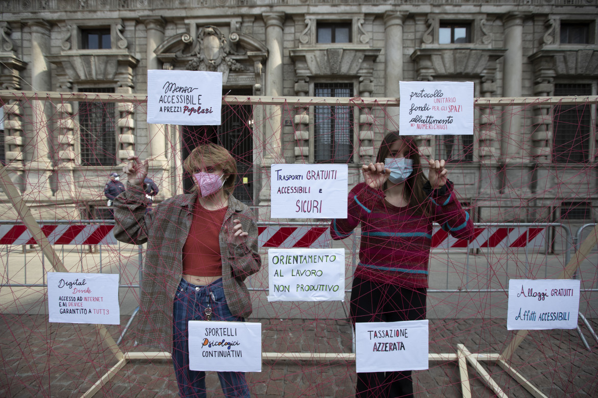Studentesse a Milano in un flash mob di università e accademia che chiedono una prospettiva sulla riapertura e nuove politiche sociali