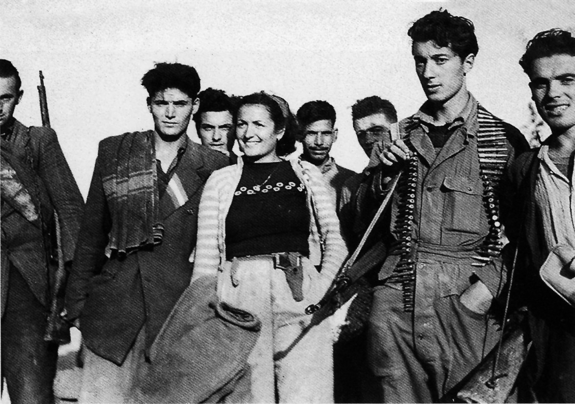 Immagine tratta dal volume «Storia fotografica della Resistenza», a cura di Adolfo Mignemi (Bollati Boringhieri, 2002). Qui sopra Strigara (Forlì), ottobre 1944. Partigiani in partenza per un’azione - foto di Iwm Londra
