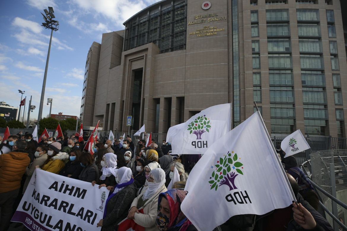 Sostenitori dell’Hdp, lo scorso febbraio, fuori dal tribunale di Istanbul durante uno dei tanti processi a carico dell’ex co-leader Demirtas