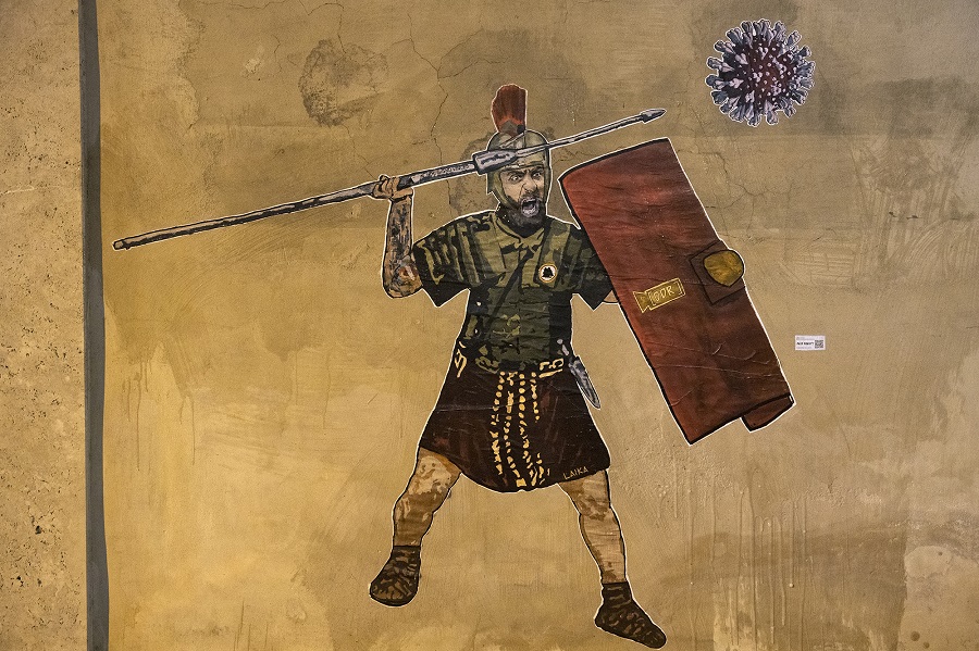 Il poster su De Rossi affisso a Roma dalla street artist Laika per la lotta contro il Covid-19