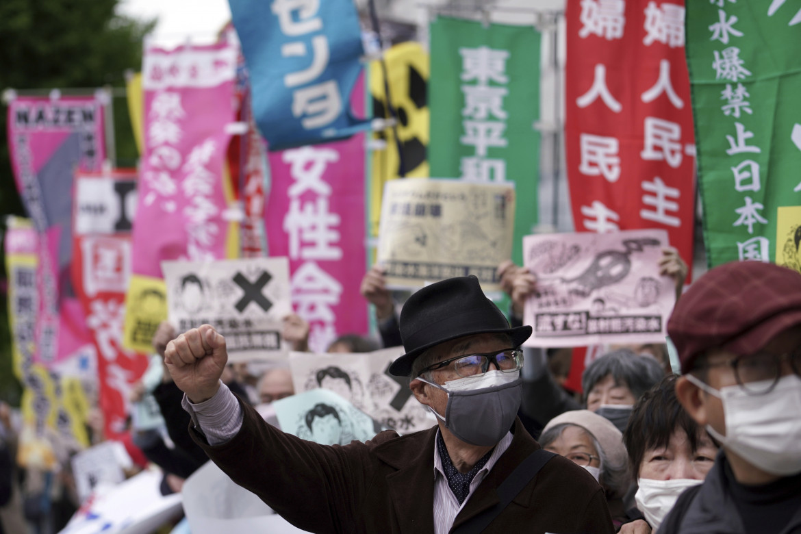 Tokyo, la protesta contro la decisione presa dal governo di fronte all’ufficio del primo ministro Yoshihide Suga