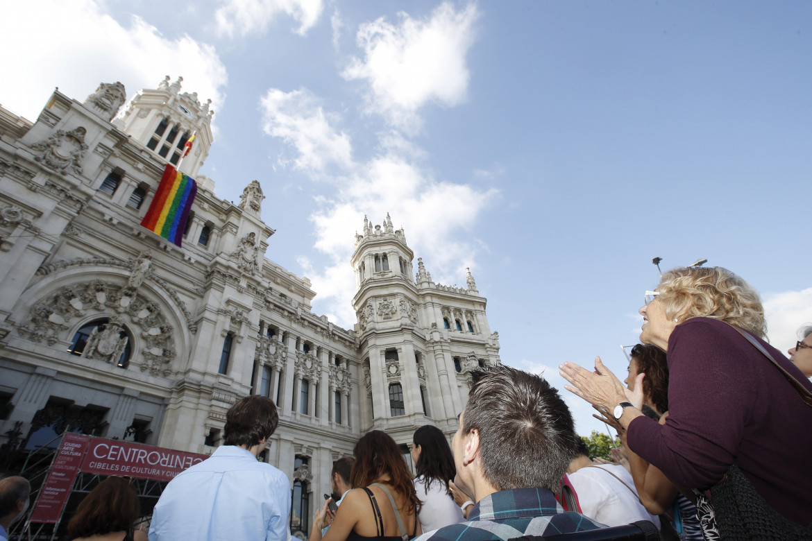 L’ex sindaca di Madrid Manuela Carmena davanti alla sede del Comune in occasione del World Pride del 2017; in basso Rita Maestre