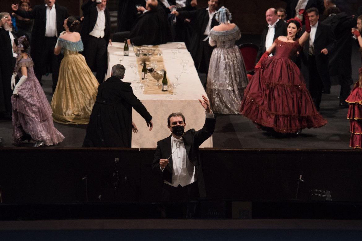 Daniele Gatti sul podio durante le riprese de «La Traviata» regia di Mario Martone