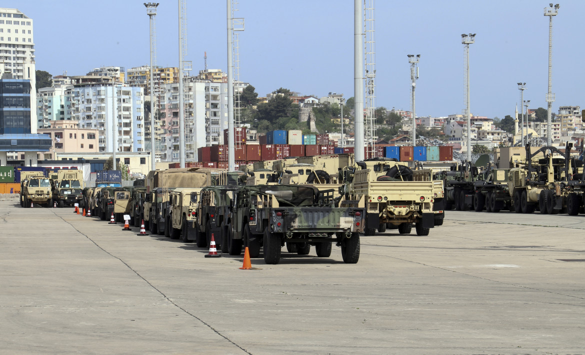 Nel porto albanese di Durazzo, veicoli militari statunitensi della 53° brigata fanteria della Guardia nazionale della Florida