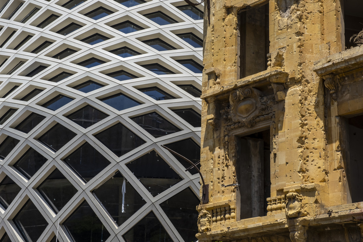 Un antico edificio distrutto accanto al nuovo centro commerciale progettato da Zaha Hadid, Beirut