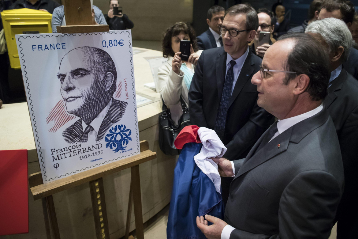 François Hollande davanti al francobollo commemorativo per il 100mo anniversario della nascita di François Mitterand, in basso la prima pagina di «Libération» di ieri