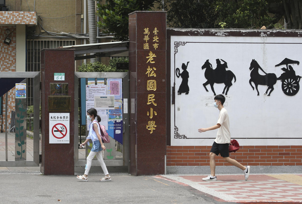 Studenti indossando la mascherina all'entrata di scuola dopo che si è alzato il livello di allerta Covid a Taipei, Taiwan