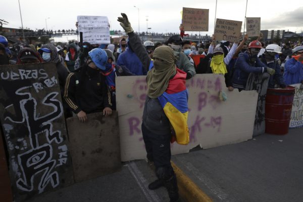 12est1-f02-colombia-protesta-ap 12est1-f02-colombia-protesta-ap