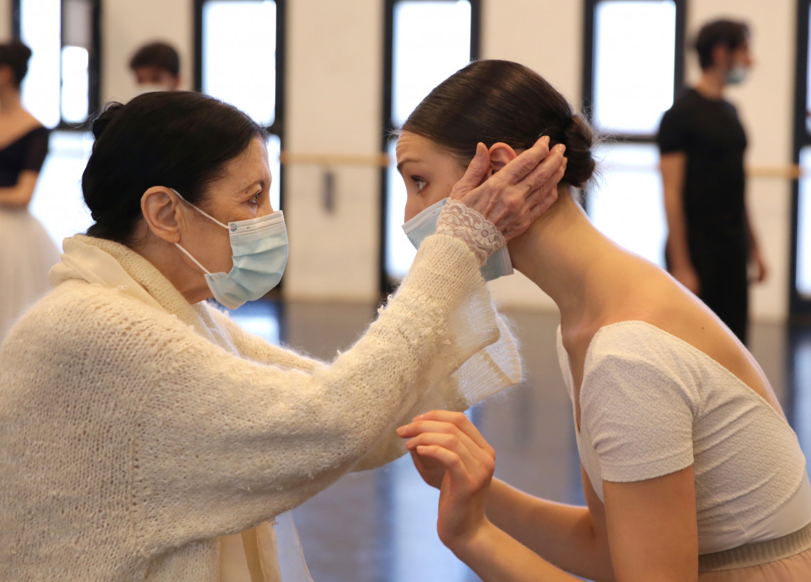 Carla Fracci con Martina Arduini durante la masterclass in preparazione di «Giselle»