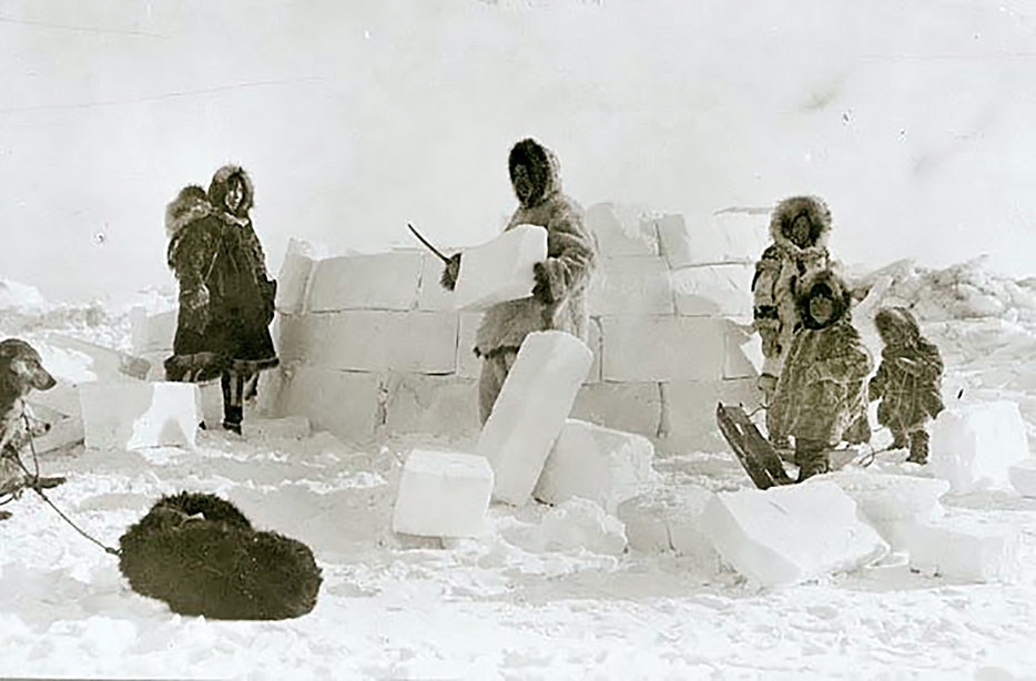 Un gruppo di Inuit impegnato nella costruzione di un igloo nel 1924. Un’immagine custodita alla Library of Congress di Washington