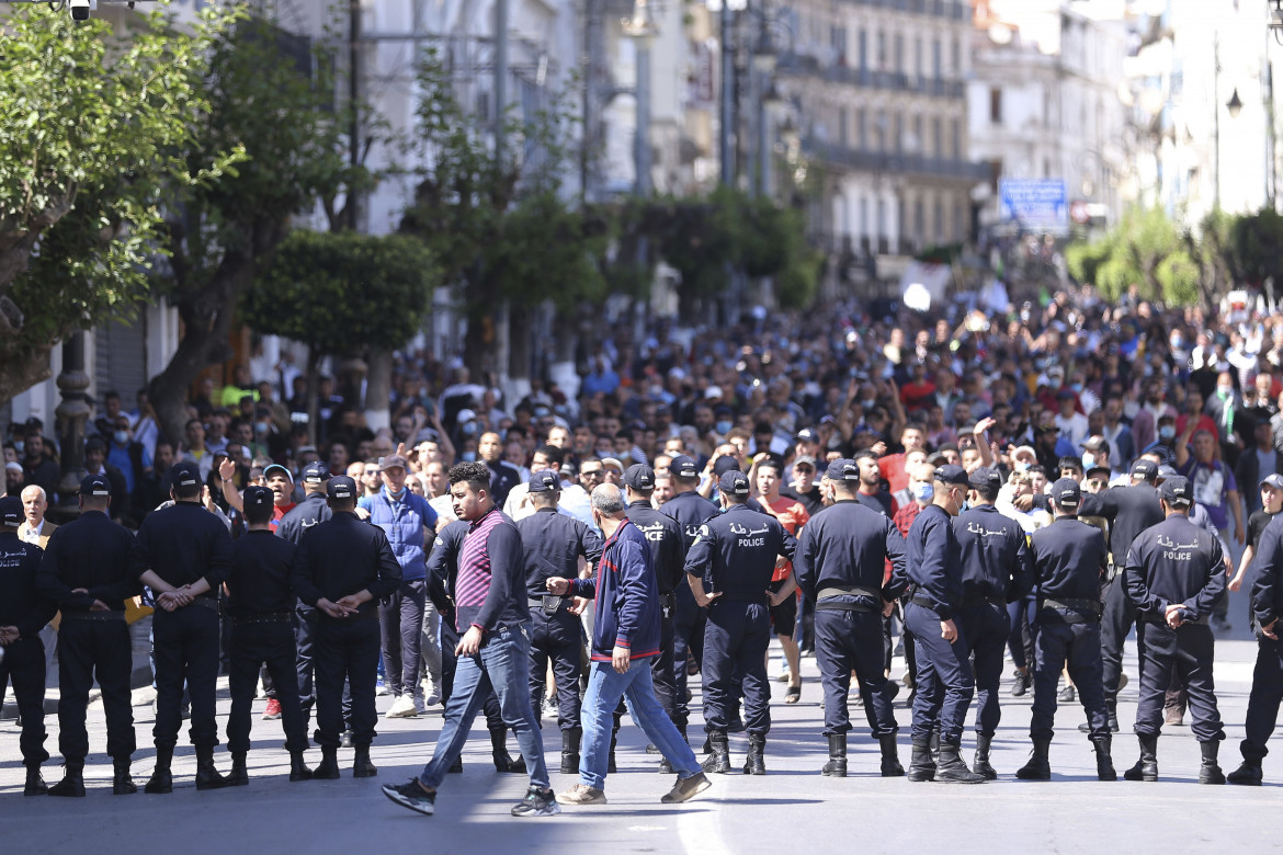 Algeri, venerdì 7 maggio, l'ultima manifestazione del movimento Hirak prima della stretta repressiva del regime