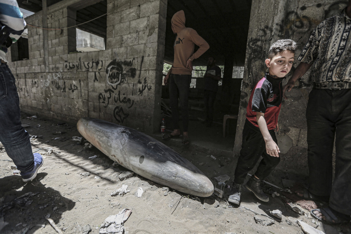 Una bomba inesplosa sull’uscio di una casa a Gaza City